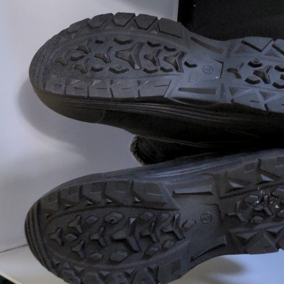 Like new Time and Tru size 8 black zip snow boots - Picture 7 of 7